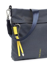 Borsa in tessuto intrecciato colore navy con superficie testurizzata, dotata di una tracolla gialla, accessori metallici argentati e chiusura con zip piatta.