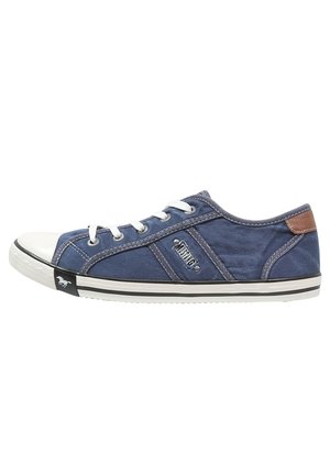 Lage blauwe canvas sneaker met witte rubberen neuskap, witte veters, zwart-witte zool en bruine hielstuk.