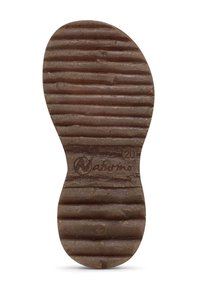 Bruine rubberen zool met horizontale ribbels, afgeronde vorm en ingebedde branding. Geproduceerd met textuur voor grip en ontworpen om in standaard schoeisel te passen.