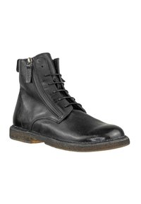 Stivale ankle in pelle nera con punta rotonda, finitura texture, lacci frontali e chiusura con zip laterale. Suola in gomma con leggero tacco.