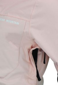 Lichtroze waterdichte jas met een zijzak met rits, verstelbare trekkoorden en reflecterende "PEAK MOUNTAIN" branding op de schouder.