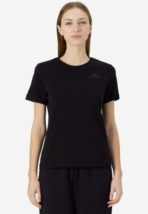 T-shirt nera in cotone con maniche corte, colletto tondo e un piccolo logo nero sul petto. Texture liscia, design semplice.