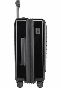 Maleta rígida negra con acabado brillante, asa retráctil, cerradura montada en el lateral y cuatro ruedas para mayor movilidad; cremalleras horizontales.