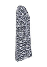 Robe à manches longues, motif géométrique bleu marine et blanc, avec un revers plié, longueur aux genoux, vue latérale sur fond blanc.