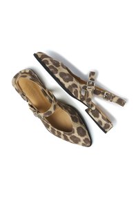 Ballerines en imprimé léopard avec un bout pointu, en daim doux, dotées d'une bride à boucle et d'une semelle plate noire. Palette de couleurs beige clair et marron.