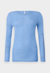 Helles blaues Langarm-T-Shirt aus einem weichen, leichten Stoff. Hat einen Rundhalsausschnitt und eine figurbetonte Passform. Keine sichtbaren Muster oder Akzente.