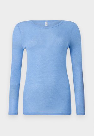 Helles blaues Langarm-T-Shirt aus einem weichen, leichten Stoff. Hat einen Rundhalsausschnitt und eine figurbetonte Passform. Keine sichtbaren Muster oder Akzente.