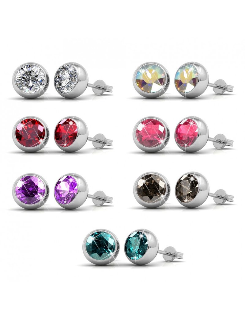 Set di orecchini a lobo con gemme rotonde e multifaccettate in vari colori: trasparente, aurora, rosso, rosa, viola, marrone e turchese. Montature metalliche.