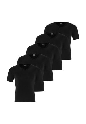 Fünf schwarze V-Ausschnitt T-Shirts mit kurzen Ärmeln diagonal auf weißem Hintergrund angeordnet.