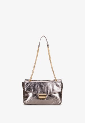 Sac à main en métal argenté avec un design à rabat, une chaîne en bandoulière et des finitions dorées. Texture lisse avec un léger éclat et une forme structurée.