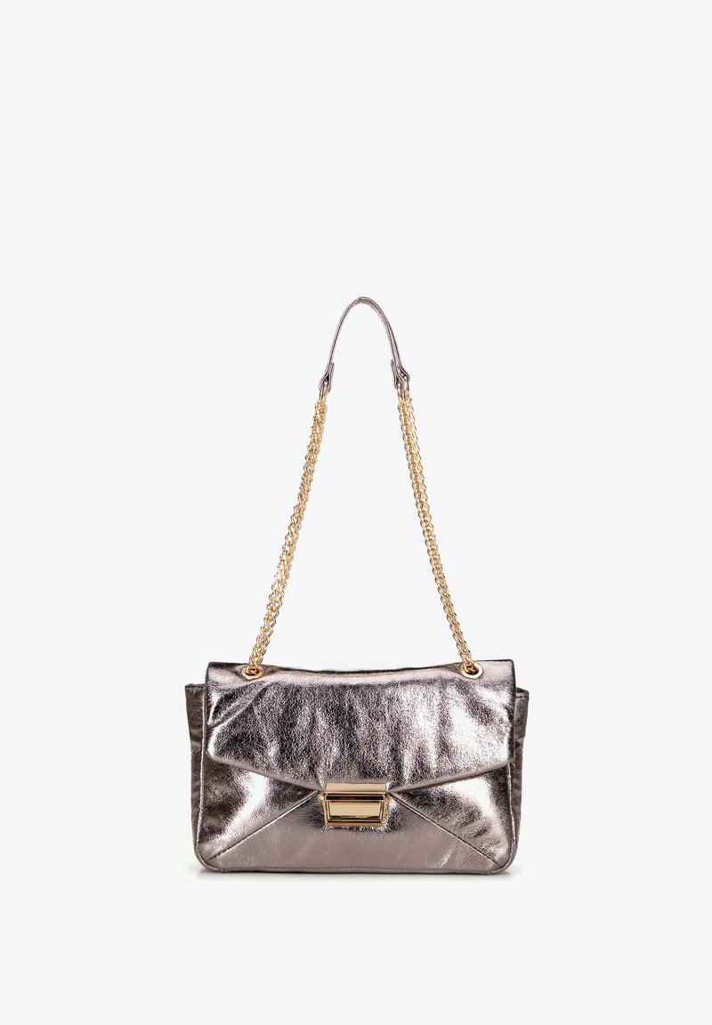 Borsa in metallo argento con design a patta, tracolla a catena e decorazioni dorate. Texture liscia con una leggera lucentezza e forma strutturata.