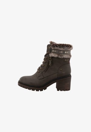 Braune Leder-Stiefelette mit einem Kunstfellkragen, Schnürung vorne, seitlichem Reißverschluss und einem klobigen Absatz mit strukturiertem Gummisohle.