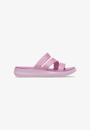 Sandalias rosas con dos tiras brillantes, una plantilla de espuma suave y una suela de goma ligera con un patrón de textura.