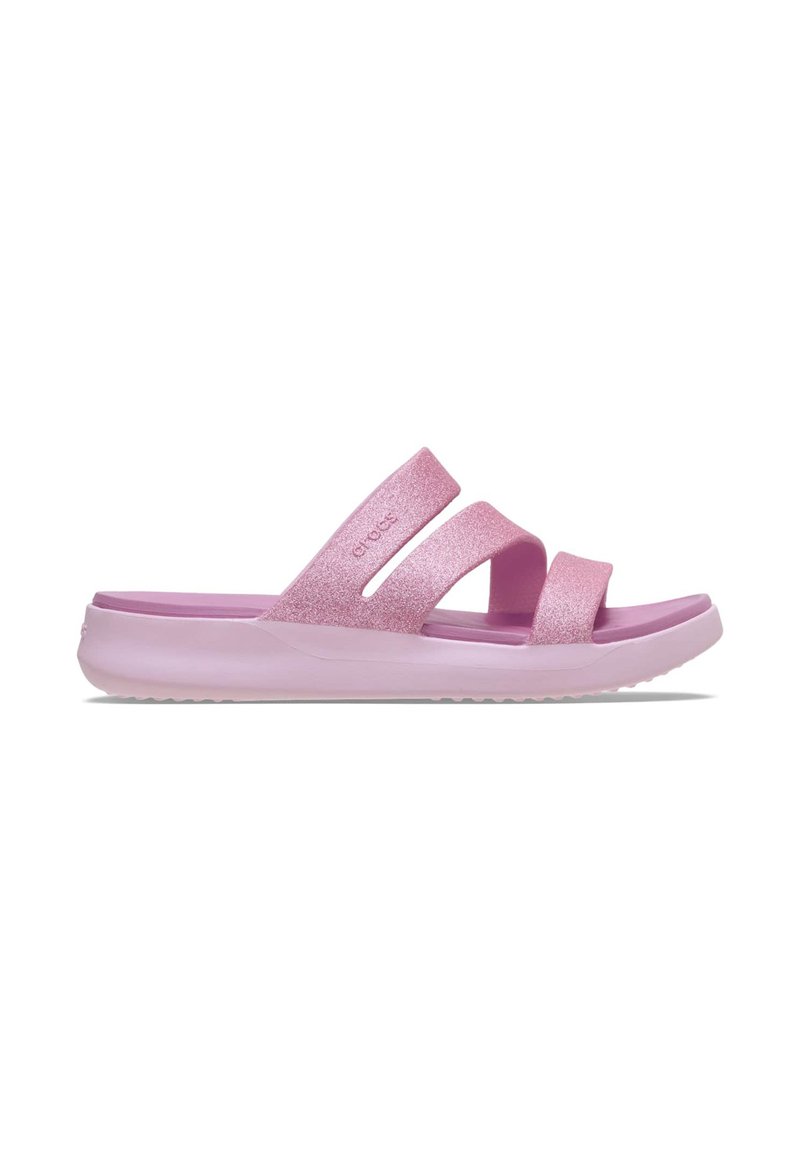 Roze sandalen met dubbele glinsterende banden, een glad voetbed van schuim en een lichtgewicht rubberen zool met een gestructureerd loopvlak.