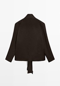 Chemise marron foncé à manches longues avec col, dotée d'un détail de nouage à l'arrière. Fabriquée en tissu texturé, elle a une coupe décontractée et un ourlet droit.