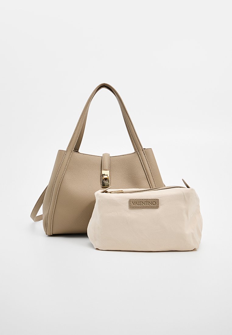 Beige leren handtas met een gestructureerd ontwerp en gouden hardware. Vergezeld door een crèmekleurige cosmeticapouch met een logo en ritssluiting.