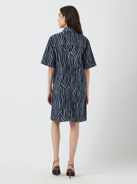 Abito camicia in denim con maniche corte, caratterizzato da un motivo a strisce zebrate blu navy e grigio chiaro, colletto e taglio dritto che arriva a metà coscia.