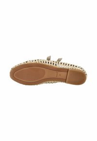 Suela de esparto plana con parte superior de yute trenzado en beige y marrón claro. Presenta dos tiras de tela, fondo texturizado para agarre y un discreto detalle de logo.