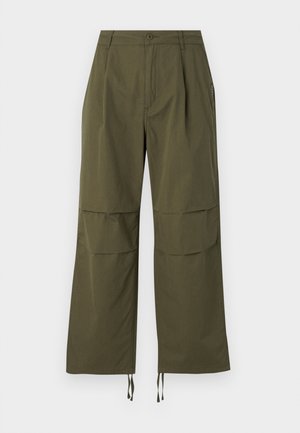Pantalons cargo vert olive à coupe loose, avec deux grandes poches avant et des poignets ajustables avec cordon.