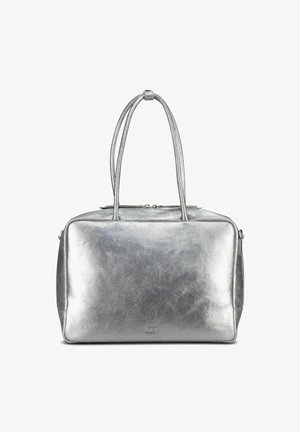 Sac à main rectangulaire argenté avec double bandoulière et fermeture éclair sur le dessus, fabriqué en matériau métallique lisse.