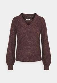 Bordeauxfarbener Strickpullover mit V-Ausschnitt, langen Ärmeln und gerippten Bündchen. Hergestellt aus strukturiertem Material mit lässiger Passform. Markenlabel sichtbar.