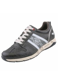 Baskets en cuir noir avec des rayures blanches, semelle beige, bout rond et œillet rouge contrastant. Présente des éléments de marque et des détails de couture.