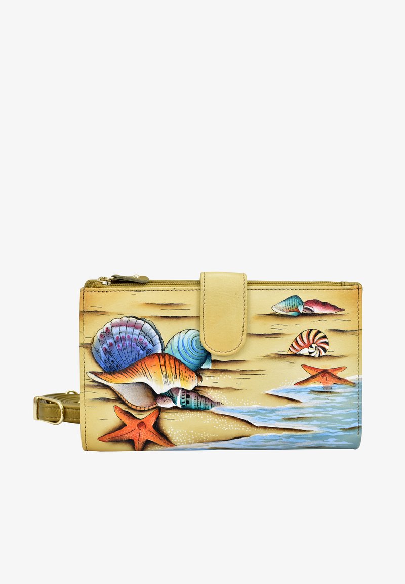 Geel portemonnee met een reliëf van een schelp en sterrenbeeld ontwerp, in verschillende tinten blauw, oranje en roze. Inclusief ritssluiting en band.