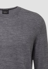 Szary sweter z okrągłym dekoltem wykonany w 100% z wełny merino. Charakteryzuje się gładką teksturą i ściągaczem przy dekolcie. Metka mówi "S.Oliver Black Label."
