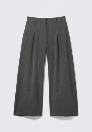 Pantalon gris à jambes larges en tissu texturé avec des rayures verticales. Comprend des plis à l'avant et une ceinture standard.