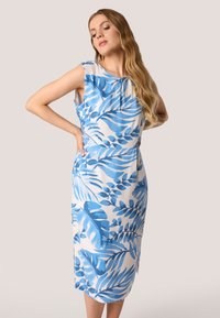 Blumenkleid in Midi-Länge in Weiß mit markanten blauen Blattmustern, ausgestattet mit einem runden Ausschnitt und ärmellosem Design, gefertigt aus leichtem Stoff.