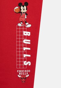 Outerstuff NBA TEAMS DISNEY JOGGERS UNISEX - Klupska odjeća - university red