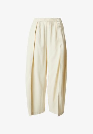 Crèmekleurige wijde broek met elastische tailleband en plooien aan de voorkant, gemaakt van lichte stof.