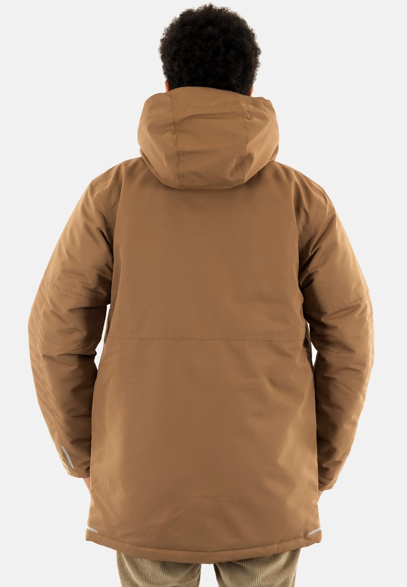 Chaqueta acolchada marrón con capucha. Presenta un diseño sencillo y una tela texturizada. Incluye puños elásticos y un acento reflectante en el dobladillo.