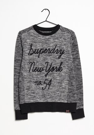 Pull en maille gris et noir avec l'inscription « Superdry New York no 54 », poignets et ourlet côtelés, suspendu à un cintre noir sur fond blanc.