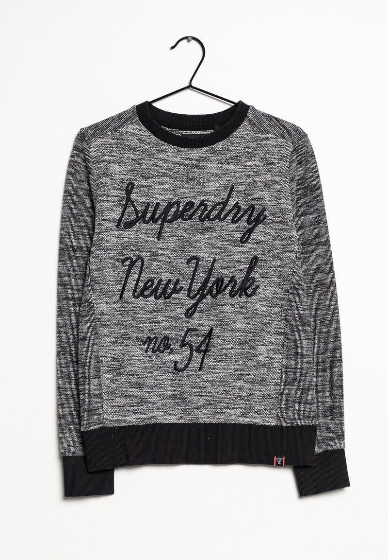 Pull en maille gris et noir avec l'inscription « Superdry New York no 54 », poignets et ourlet côtelés, suspendu à un cintre noir sur fond blanc.