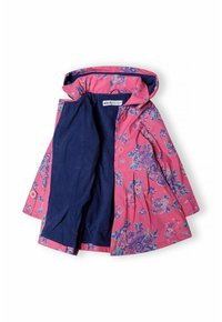 Impermeabil roz cu flori, cu glugă, având căptușeală din fleece albastru și închidere cu nasturi. Design plisat cu modele florale vizibile pe întreaga suprafață.