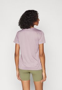 New Balance ESSENTIALS - T-skjorte til trening - ice wine