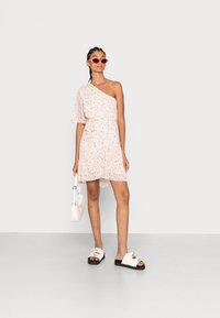 Forever New ANIKA ONE SHOULDER PLEATED MINI DRESS - Vestido de dia - sweet blush ditsy