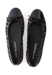 Leopardenmuster-Ballerinas mit einer glatten schwarzen Lackzehenpartie, Schleifenakzent und einem mattschwarzen Innenfutter. Runde Form und flexible Sohle.