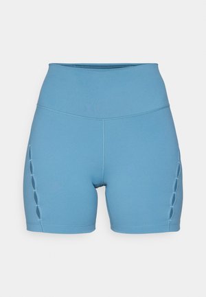 Niebieskie spodenki sportowe wykonane z elastycznego materiału. Wysoki pas, dopasowany krój, z dekoracyjnymi wycięciami po bokach.