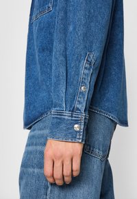Calvin Klein Jeans REGULAR LINEAR - Srajca - blue denim medium