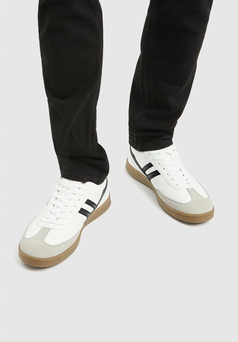 PULL&BEAR CONTRAST RETRO Sneaker low white/weiß Zalando.at