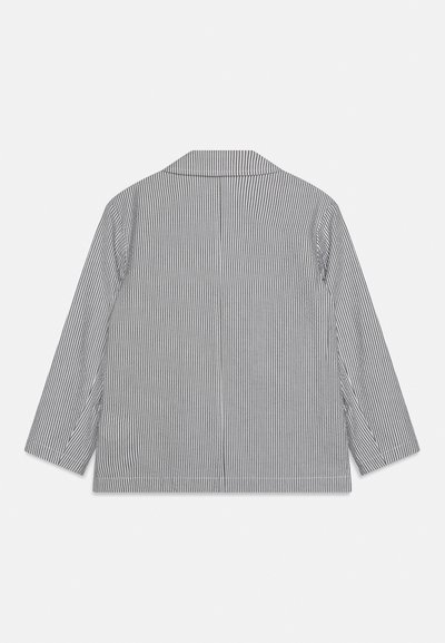 Vue de dos d'un blazer à manches longues avec de fines rayures verticales noires et blanches et un col classique sur fond uni.