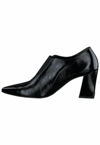 Zapato de tacón negro y brillante con punta afilada y tacón cuadrado. Fabricado con material texturizado, presenta un diseño sin cordones y un acabado liso.