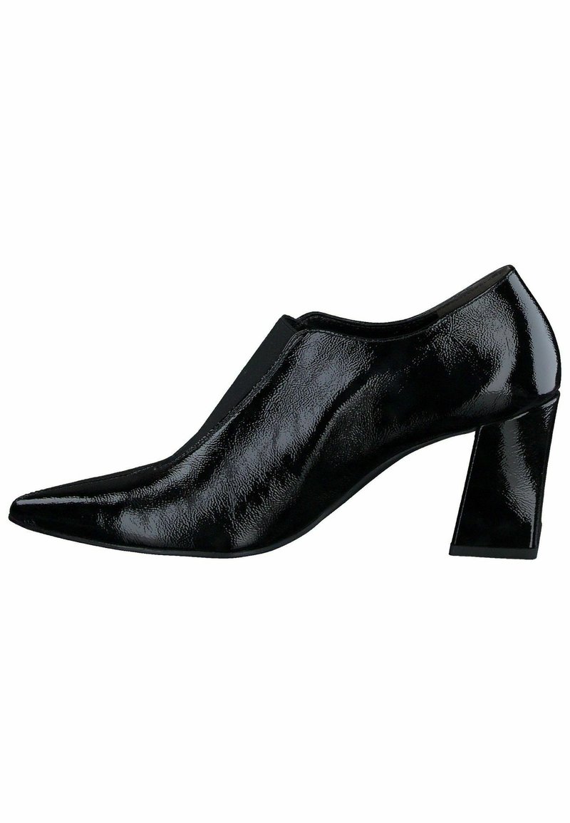 Zapato de tacón negro y brillante con punta afilada y tacón cuadrado. Fabricado con material texturizado, presenta un diseño sin cordones y un acabado liso.