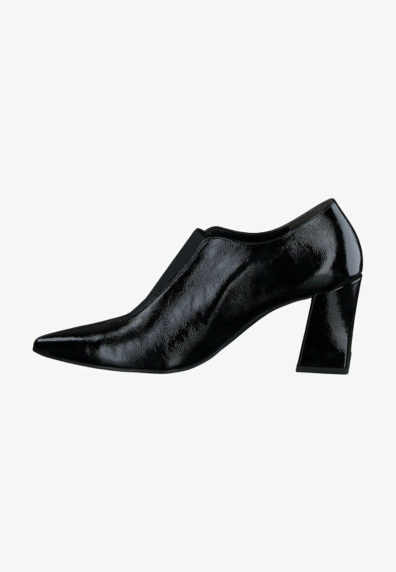 Zapato de tacón negro y brillante con punta afilada y tacón cuadrado. Fabricado con material texturizado, presenta un diseño sin cordones y un acabado liso.