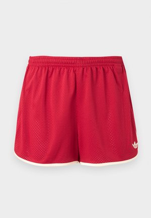 Rode mesh atletiekshorts met elastische tailleband, witte bies langs de zoom en een klein wit Adidas-logo rechtsonder.