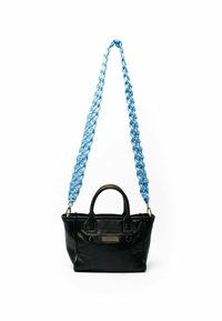 Zwarte leren handtas met een gevlochten blauwe schouderriem, voorzien van twee handvaten, een gestructureerd paneel en metalen accenten. Compacte rechthoekige vorm.