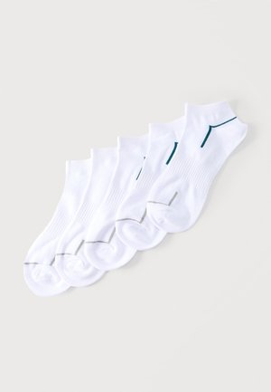 Viis paari valgeid pahkluusokke halli varba ja kandade rõhutusega ning väikese rohelise triibuga pahkluude lähedal, paigutatud reas valgel taustal.