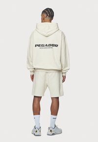 Pegador LOGO - Šorti - washed salty cream